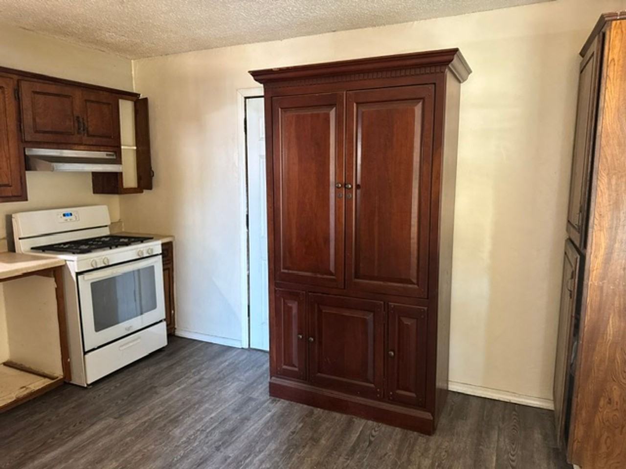 6408 S Lindsay Ave - Photo 4 of 11