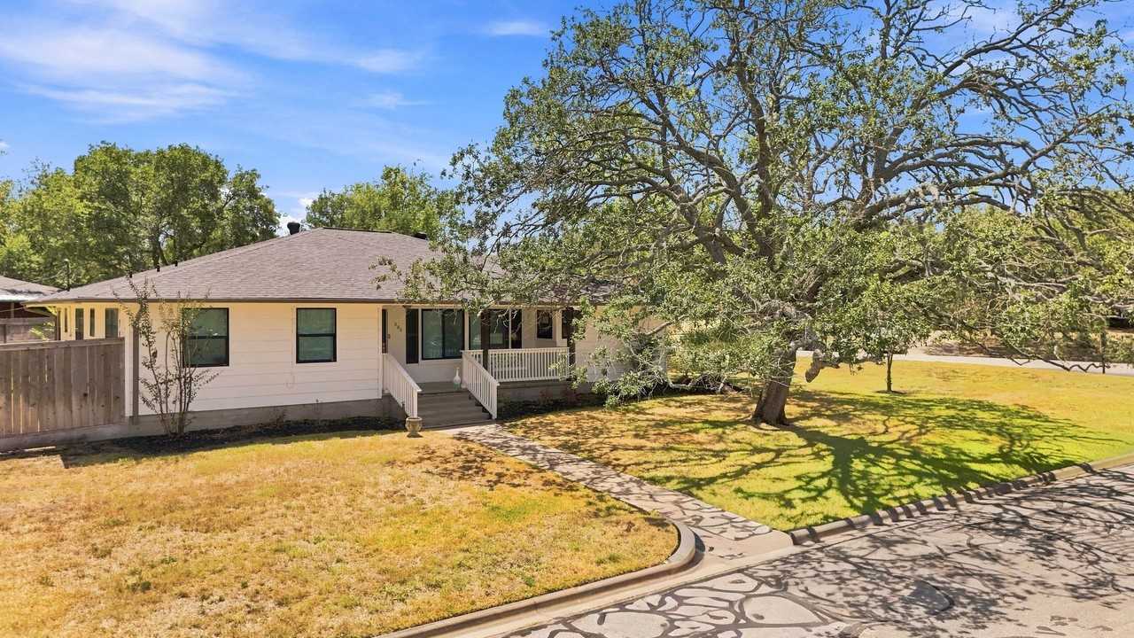 900 Winding Rd - Photo 2 of 31