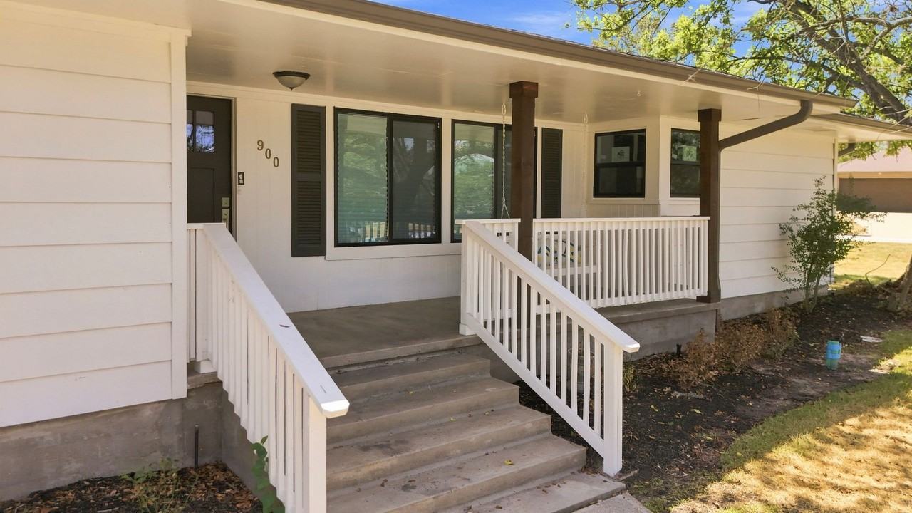 900 Winding Rd - Photo 4 of 31