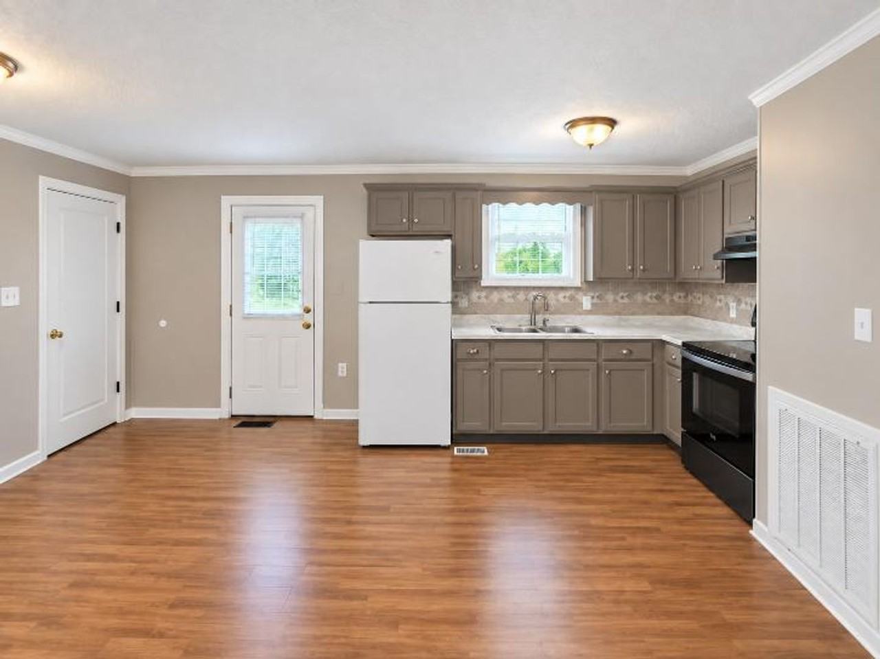 720 Ranch Hill Dr - Photo 4 of 15
