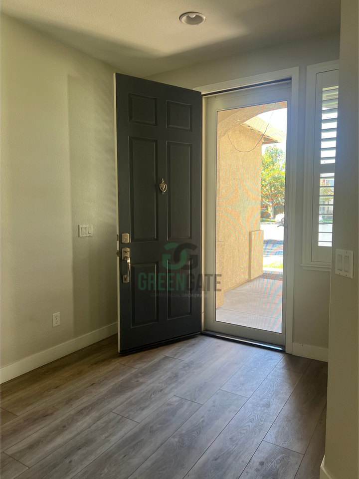 4104 Retreat Ct - Photo 4 of 40