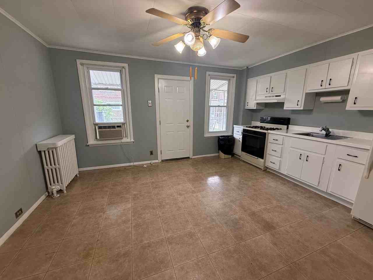 3399 Mercer St - Photo 5 of 14
