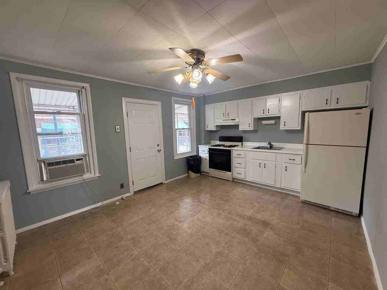 3399 Mercer St - Photo 6 of 14