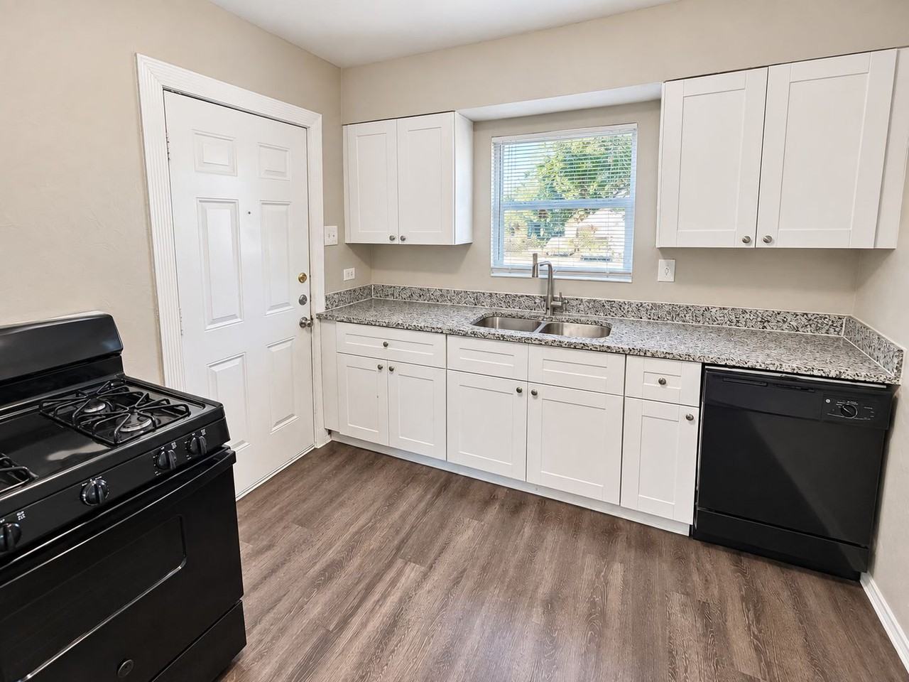 1514 Cedarcrest Dr - Photo 4 of 12