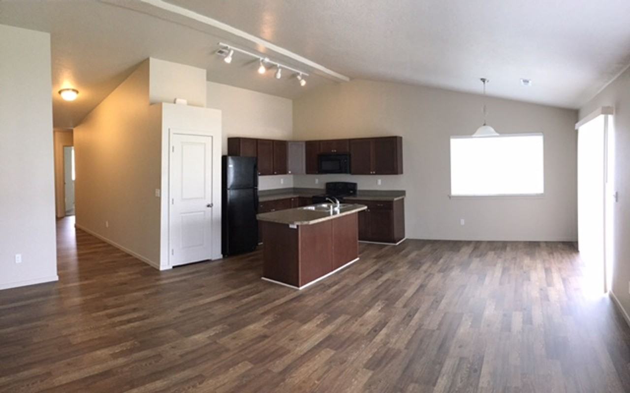 $1,795 / 3br - Photo 2 of 4