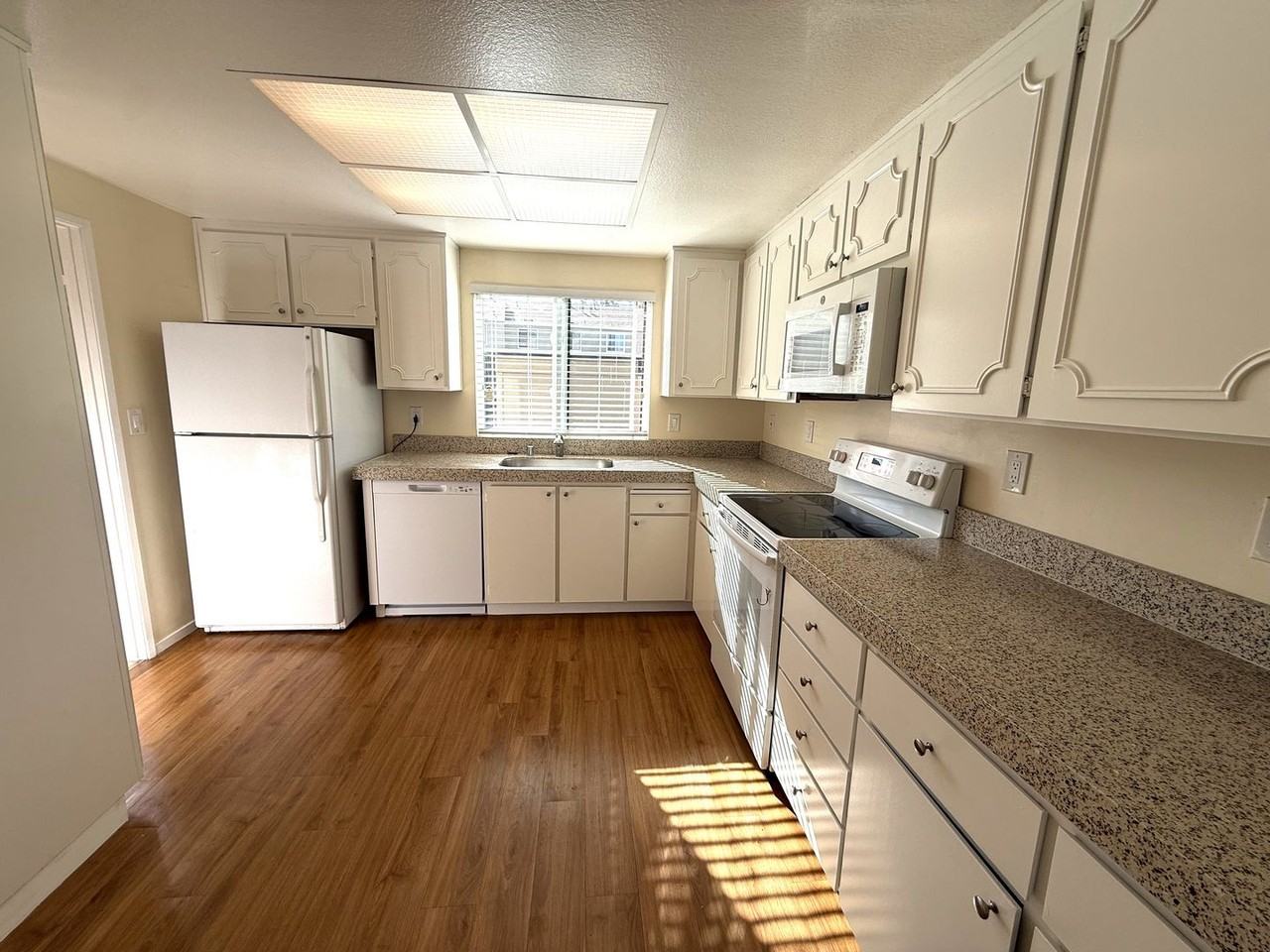 5 Oak Crest Ct Apt B - Photo 4 of 17
