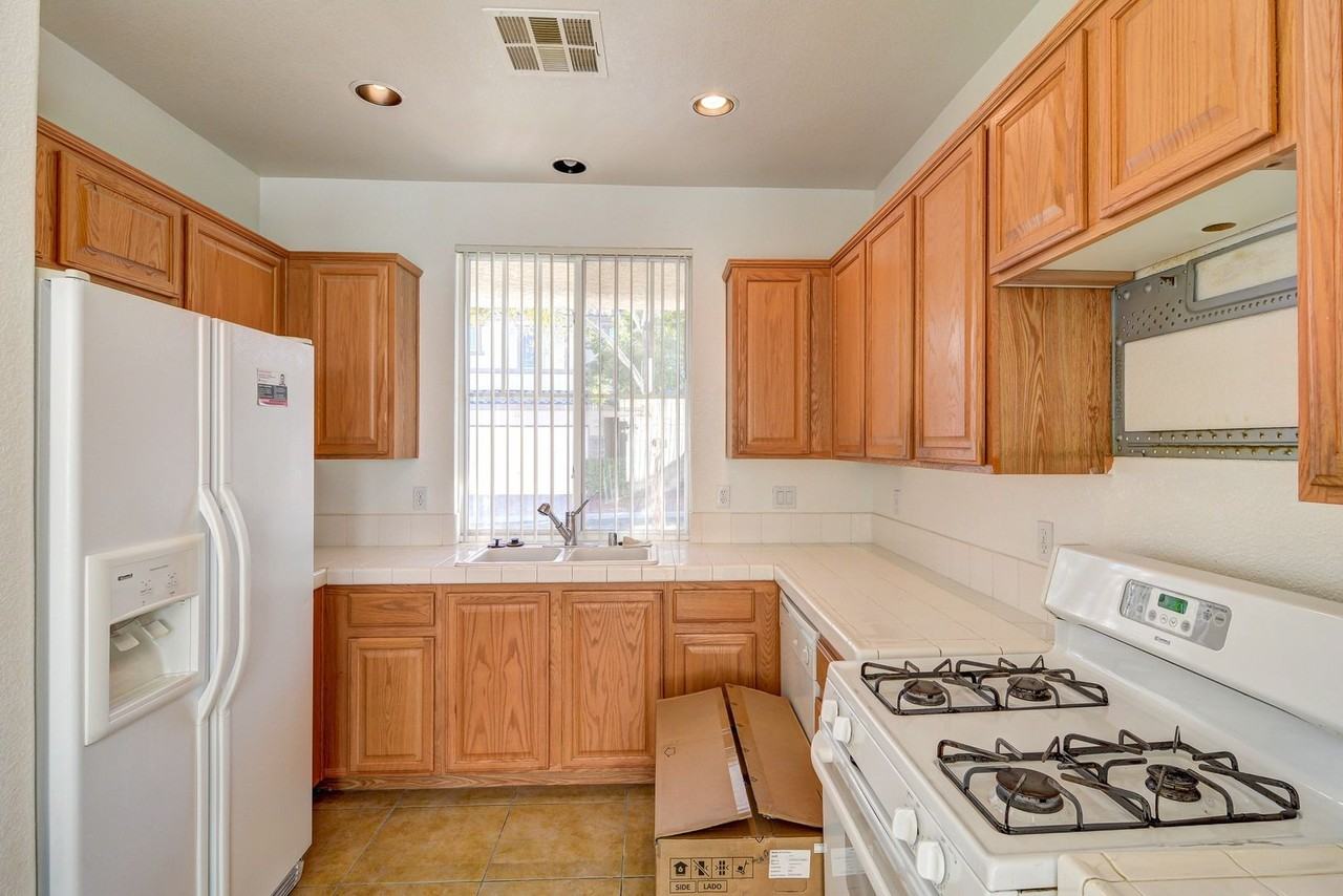 6180 Bridgeport Hills Ave - Photo 7 of 15