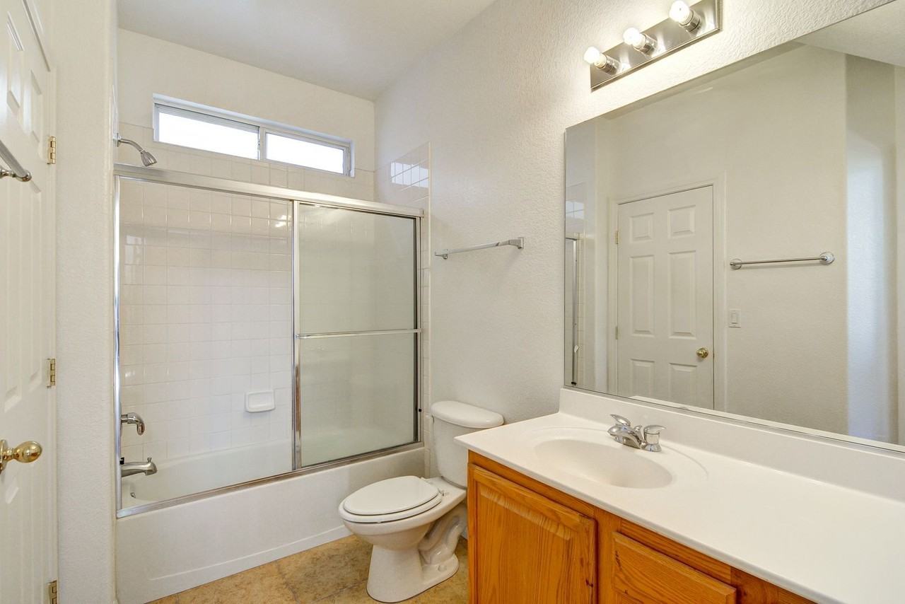 6180 Bridgeport Hills Ave - Photo 4 of 15
