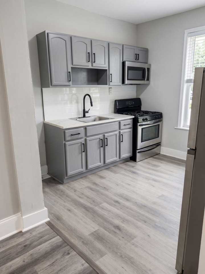 5030 Summer St - Photo 5 of 10