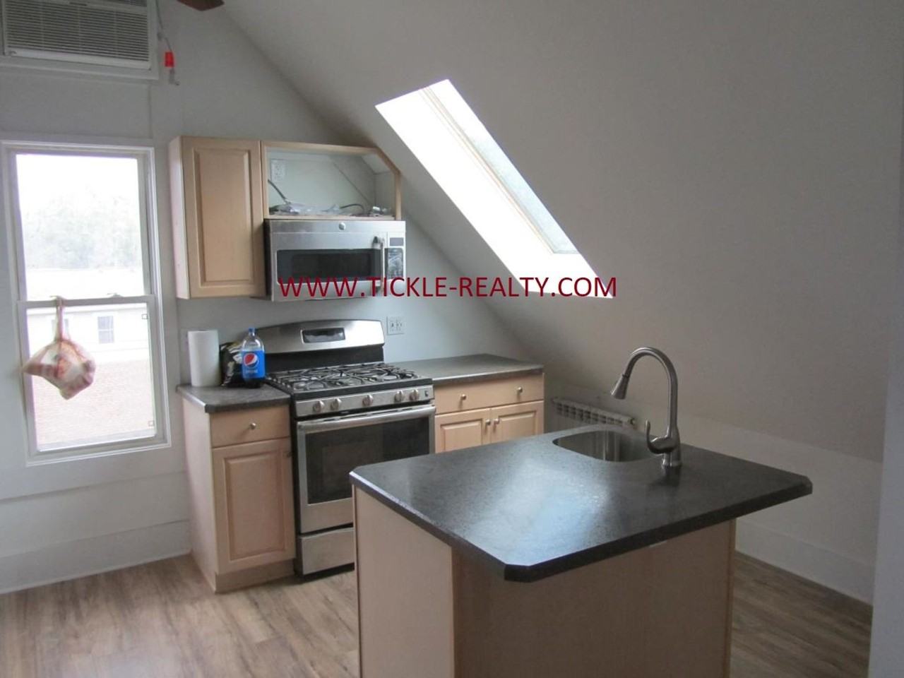 784 University Ave - Photo 3 of 12