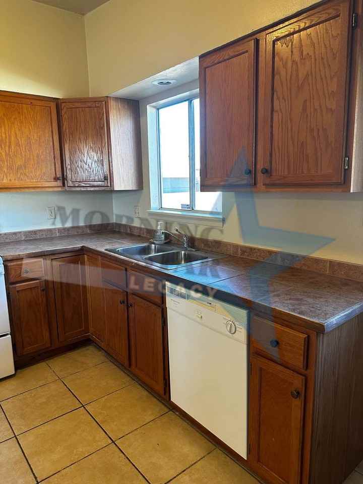 1055 Wofford Dr - Photo 2 of 19