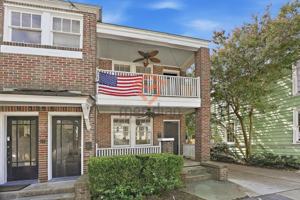 featured image of 135 1/2 Wentworth St
