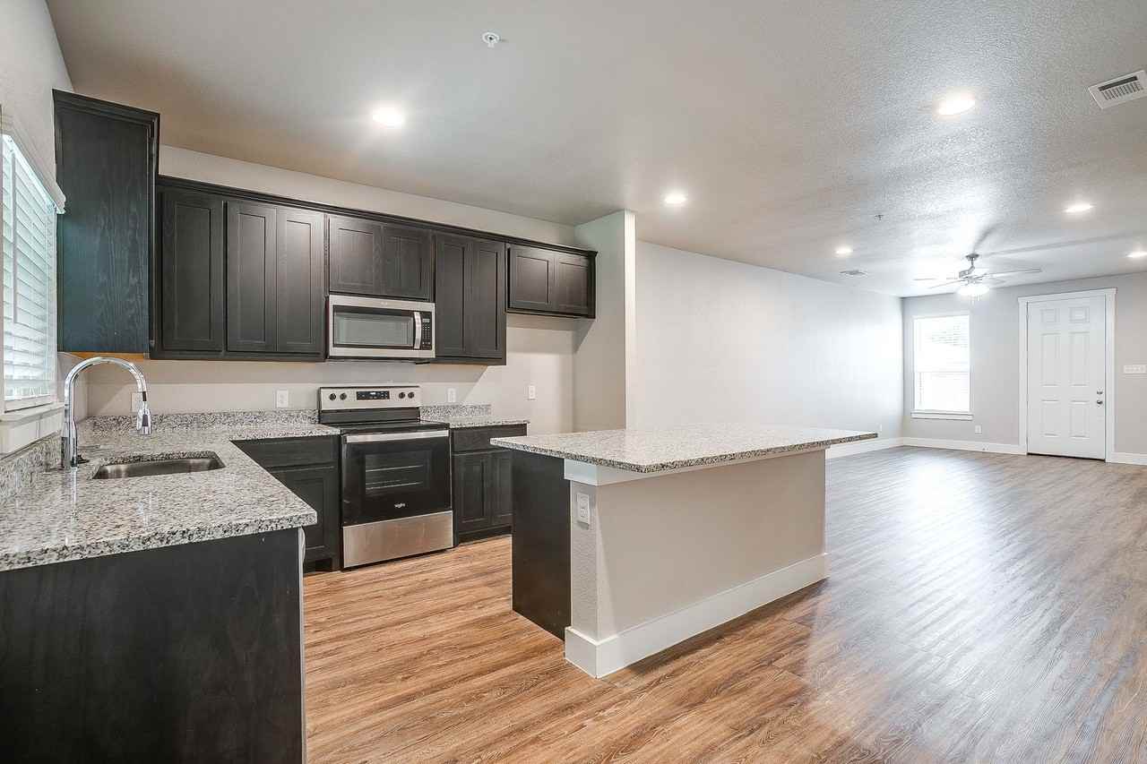 396 Hemphill St - Photo 2 of 16