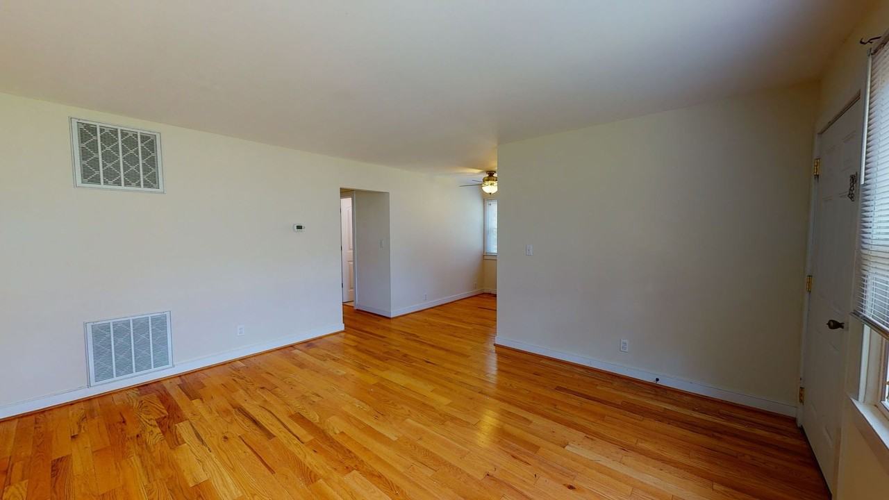 5677 Myrtle St - Photo 5 of 37