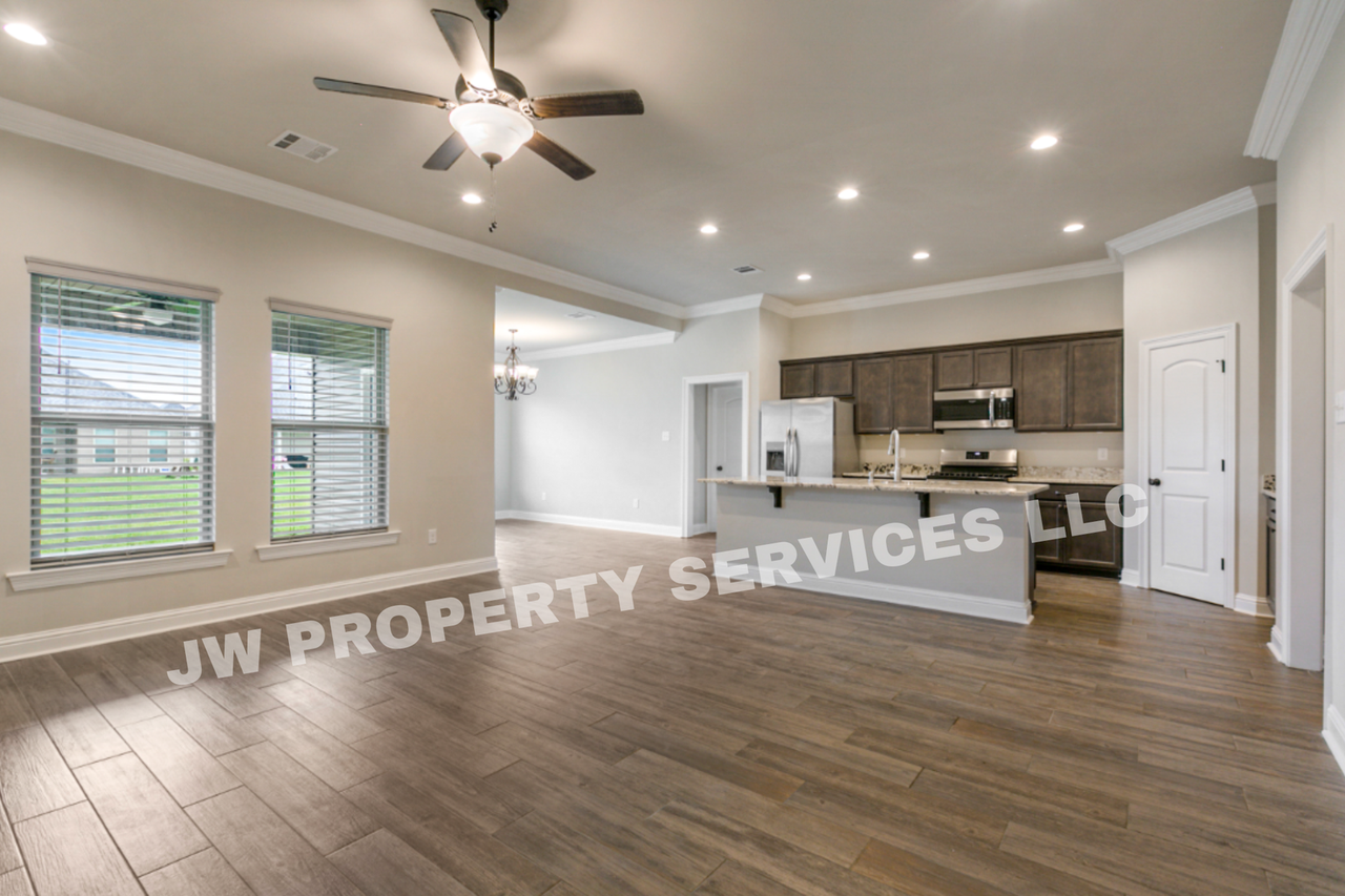 612 612 Clairborne Trails Drive - Photo 2 of 14