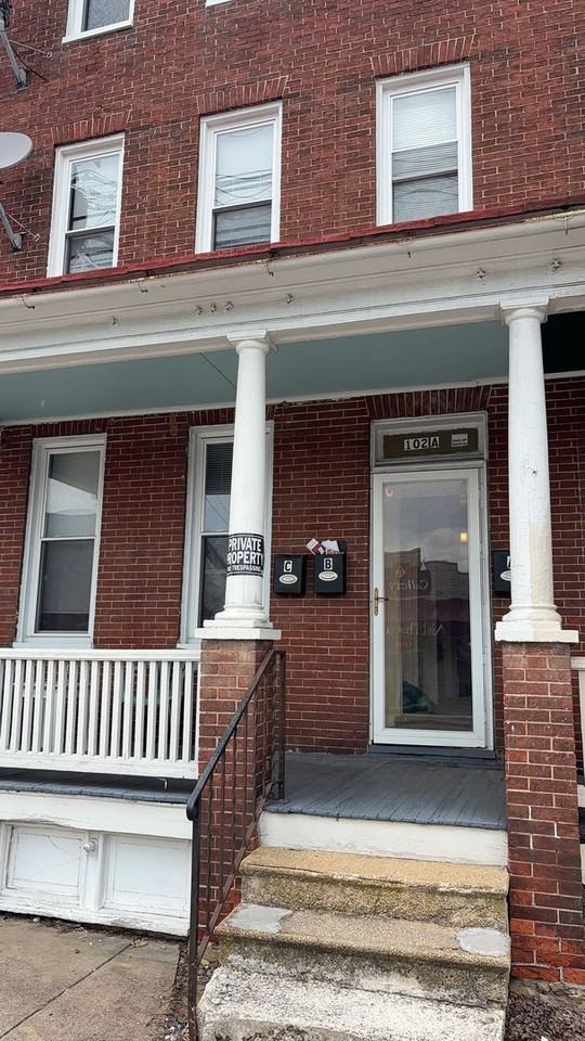 102 W Main St