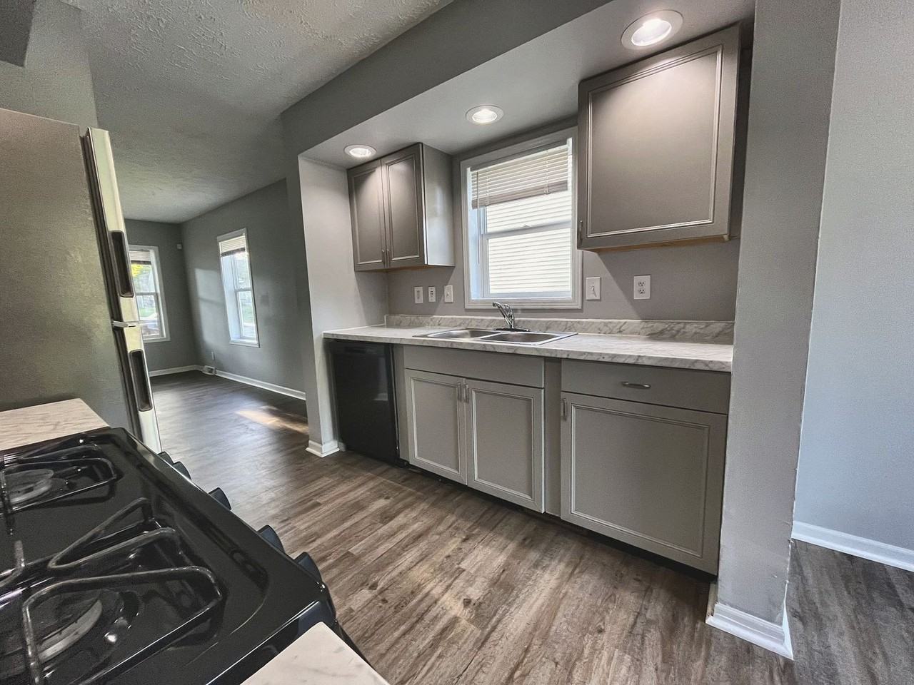 527 S Shaffer St - Photo 3 of 15