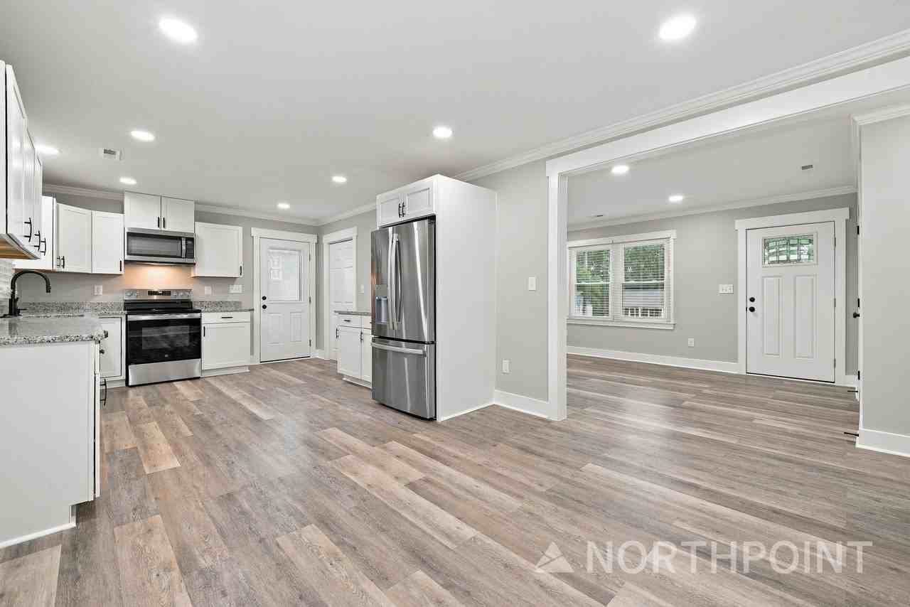 7124 Sherbourne Dr - Photo 4 of 10