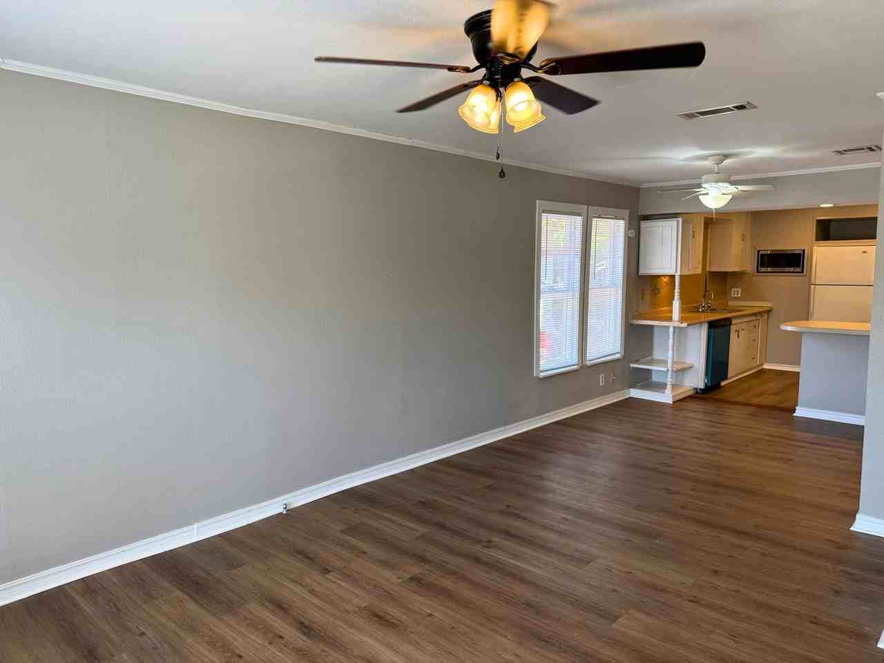 1522 Blonde St - Photo 4 of 24