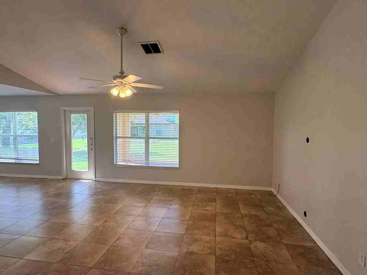 1732 Sw 21st Ln - Photo 4 of 35