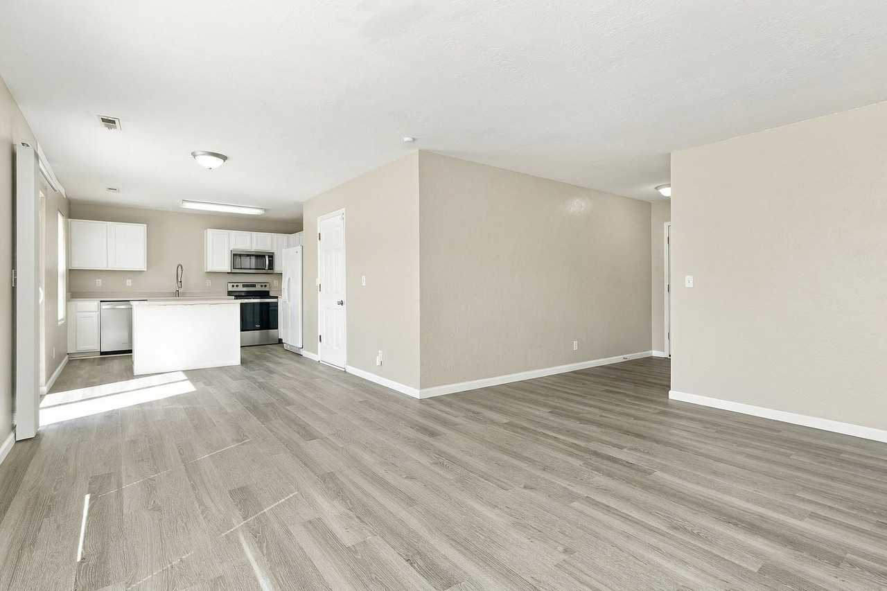 2179 W 2075 N - Photo 5 of 16
