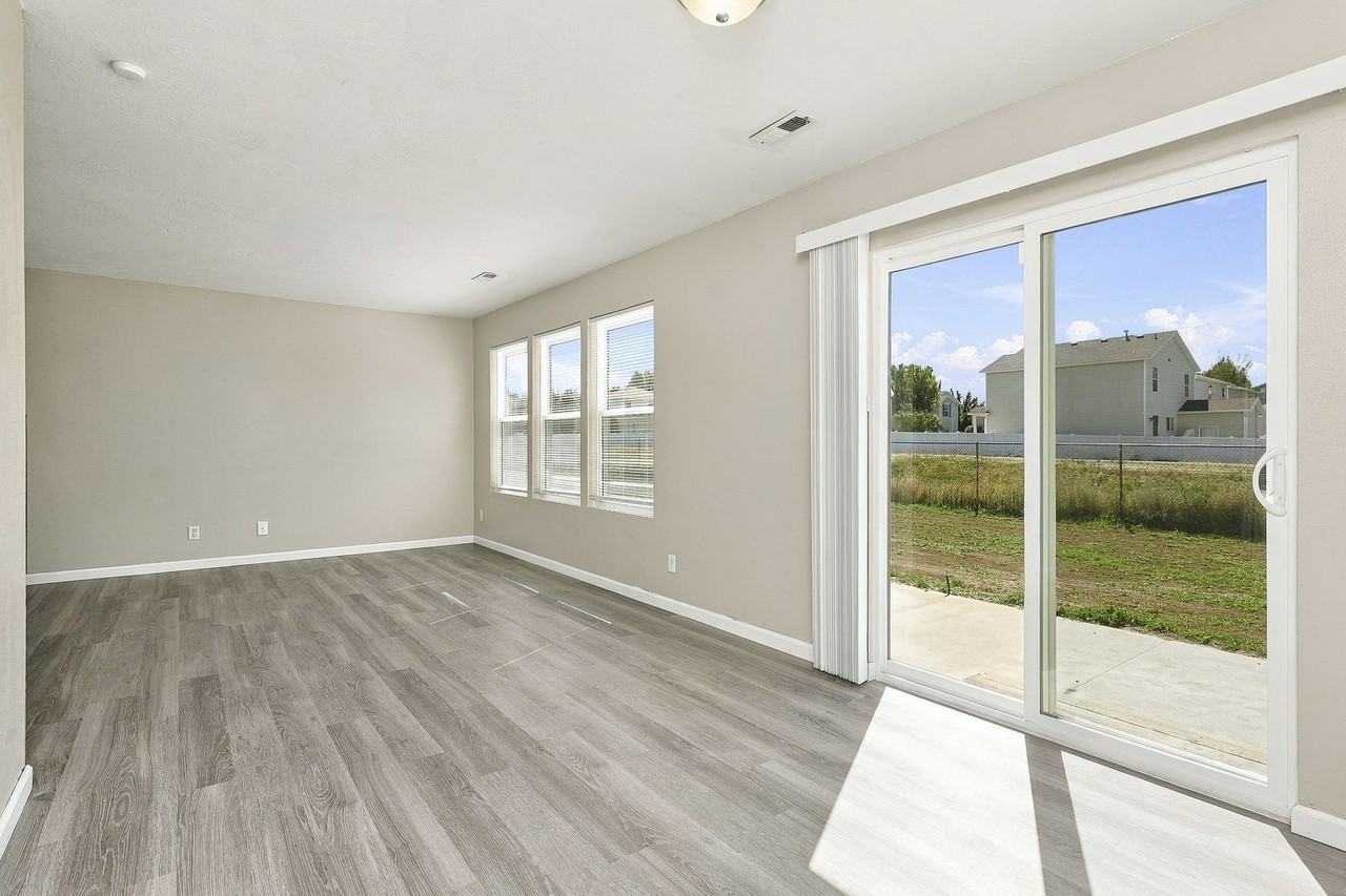 2179 W 2075 N - Photo 6 of 16