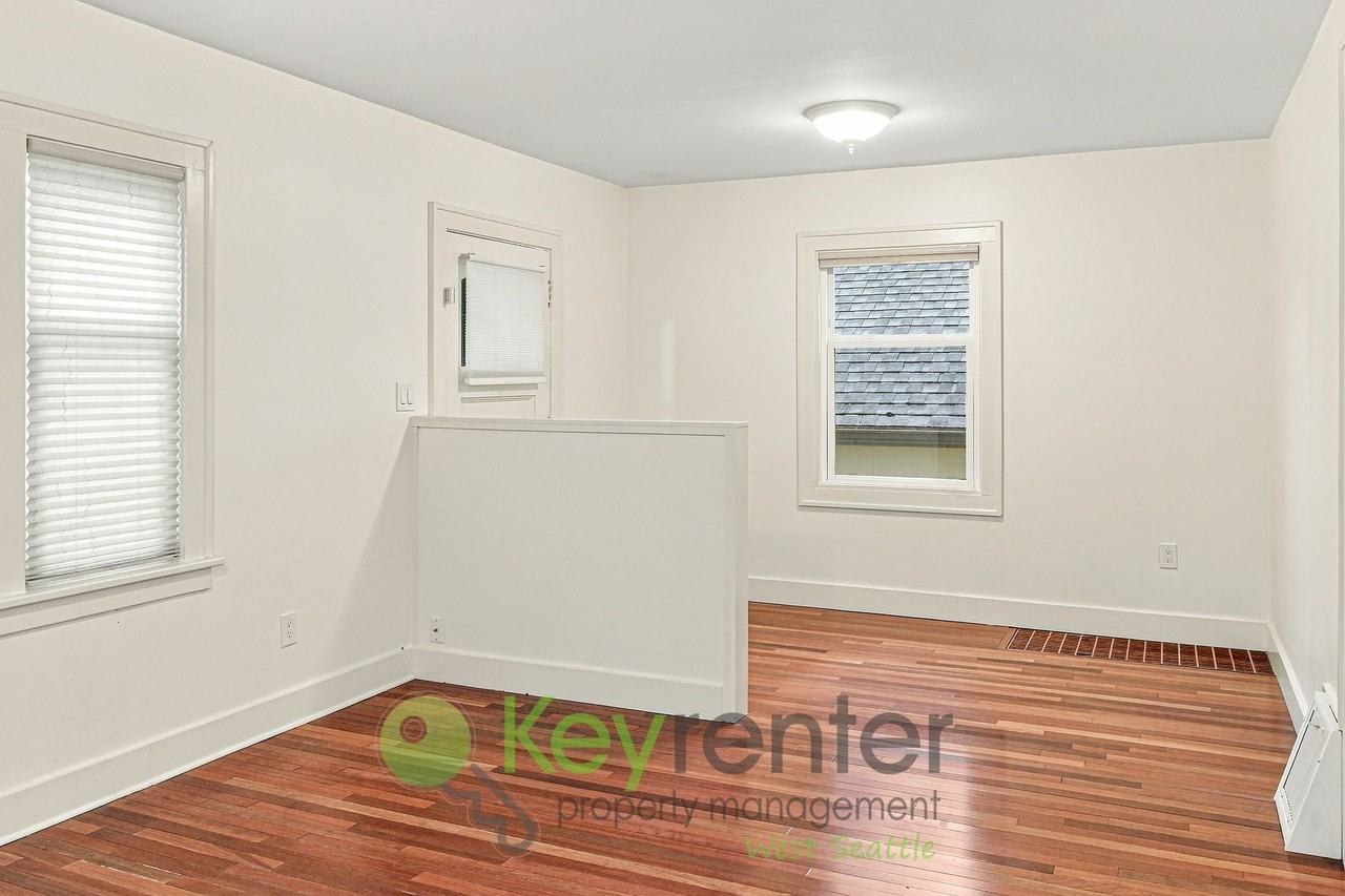 9844 42nd Ave Sw - Photo 5 of 28