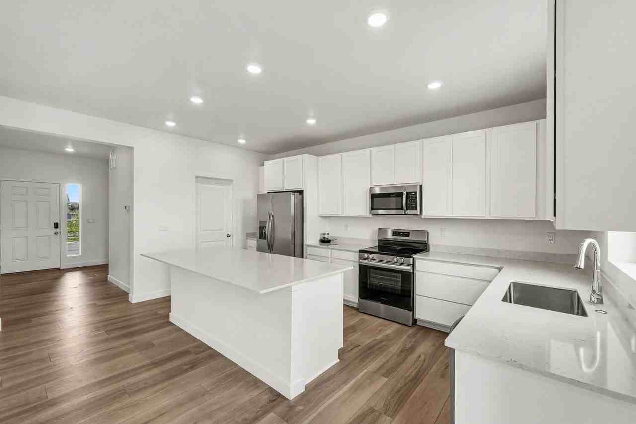 5457 Inland Ave - Photo 3 of 34