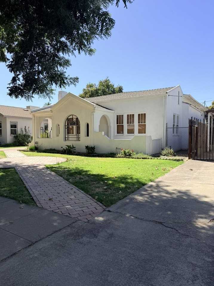 838 W 19th St - Photo 2 of 32