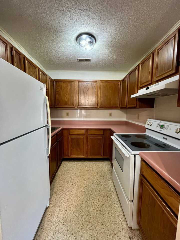 223 Sewell St - Photo 5 of 10