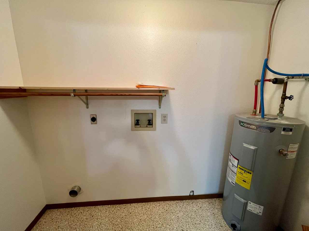 223 Sewell St - Photo 6 of 10