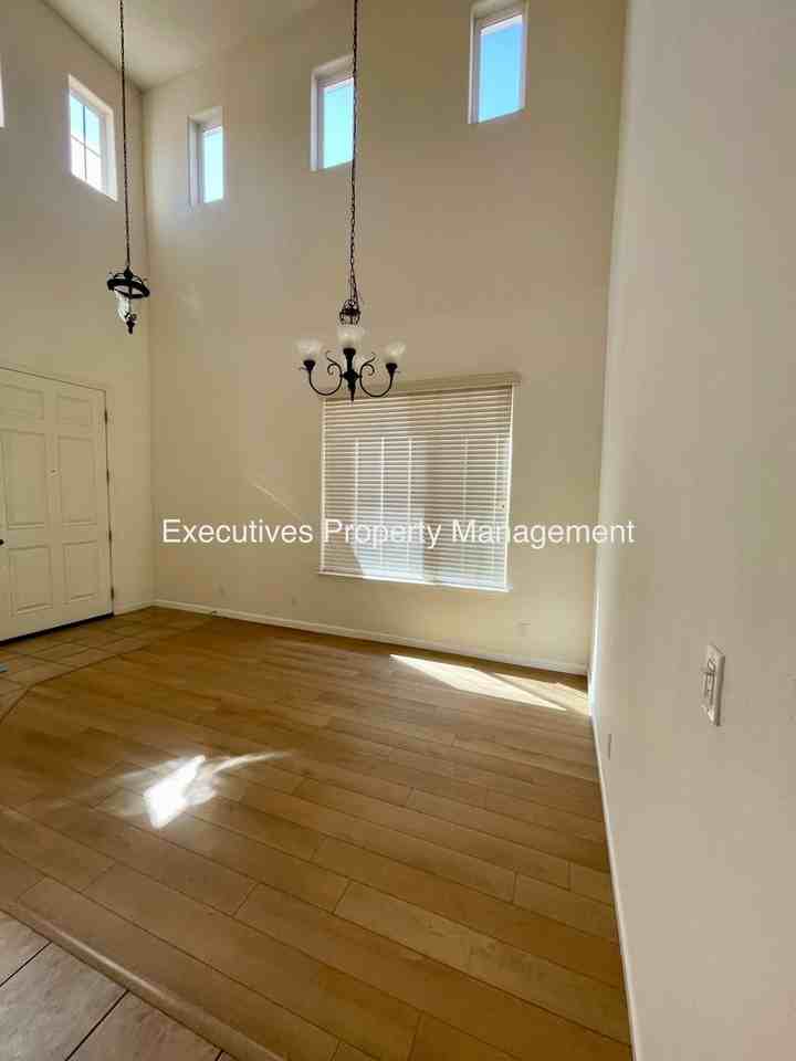 733 Round Hill Dr - Photo 2 of 27