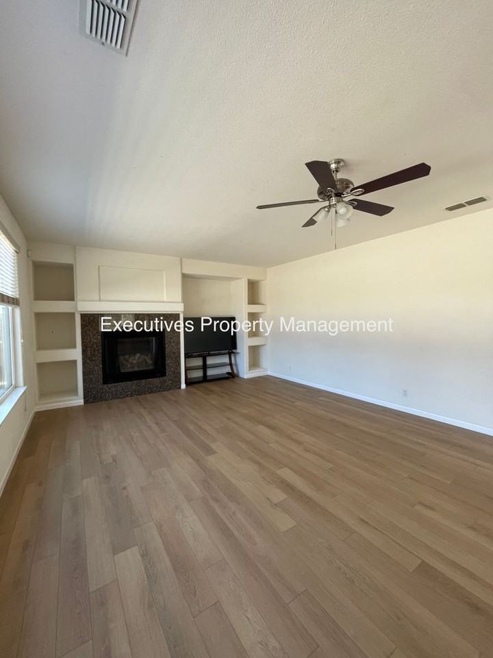 733 Round Hill Dr - Photo 3 of 27