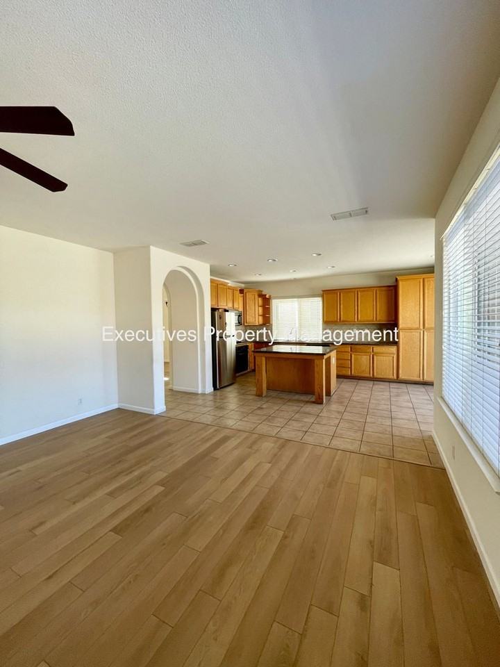733 Round Hill Dr - Photo 4 of 27
