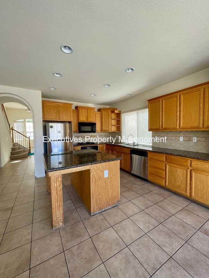 733 Round Hill Dr - Photo 5 of 27
