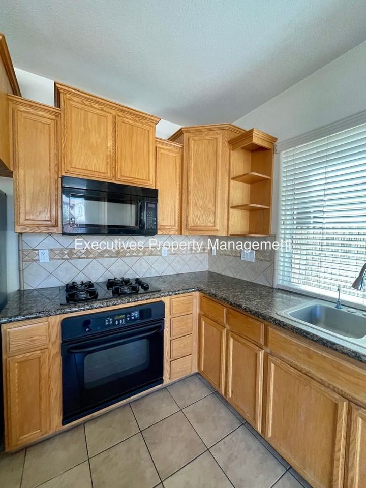 733 Round Hill Dr - Photo 6 of 27