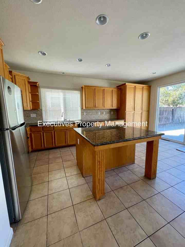 733 Round Hill Dr - Photo 7 of 27
