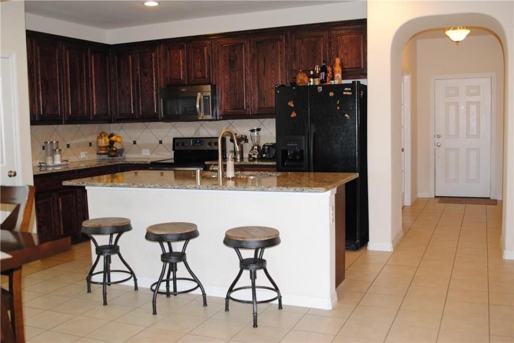 601 Sinclair Ct - Photo 4 of 7