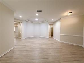 12947 Runswick Ave - Photo 3 of 16