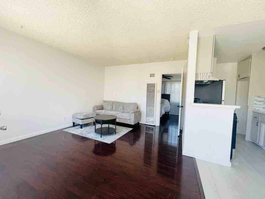 2437 Exposition Pl - Photo 5 of 15