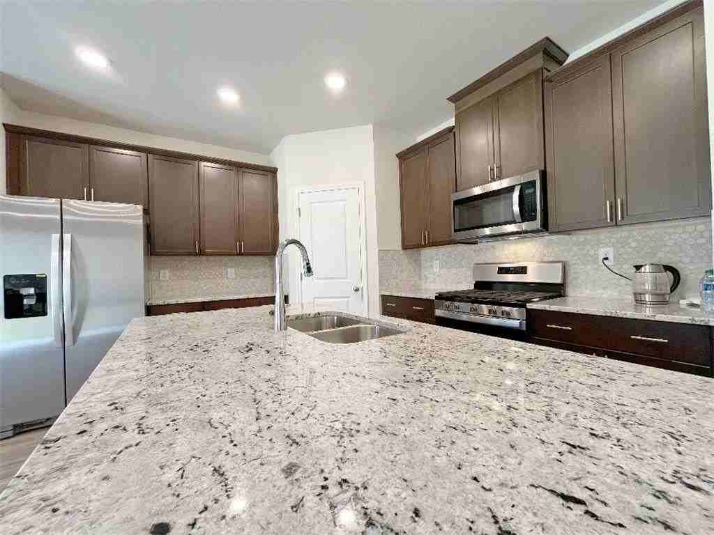 6004 Hickory Creek Ct - Photo 7 of 18