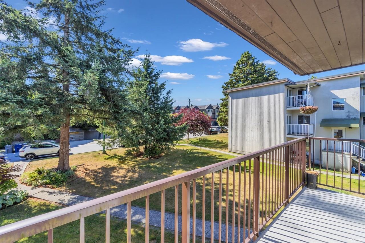 HARBOURVIEW MANOR - Photo 2 of 6