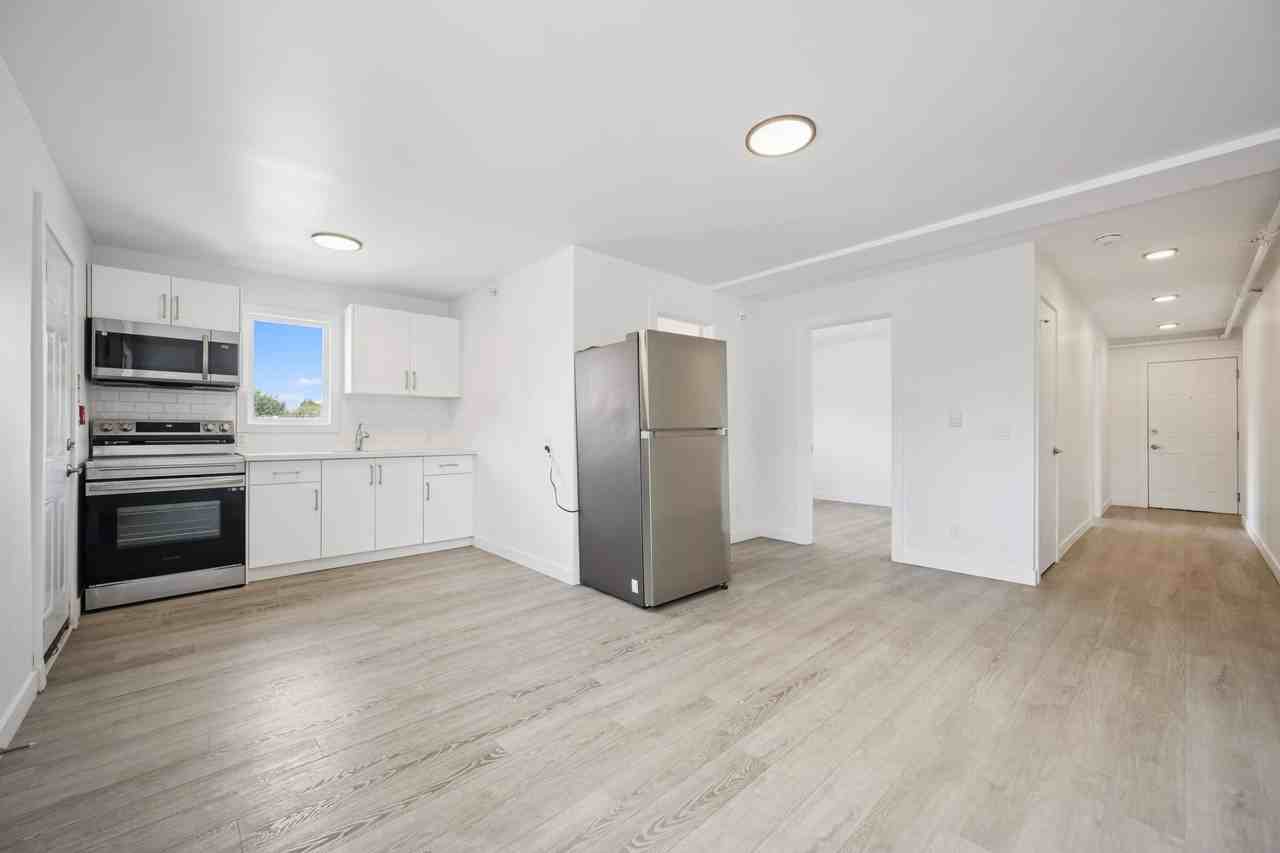 Brownstone 236 (Margaret Ave Apartments) - Photo 3 of 11