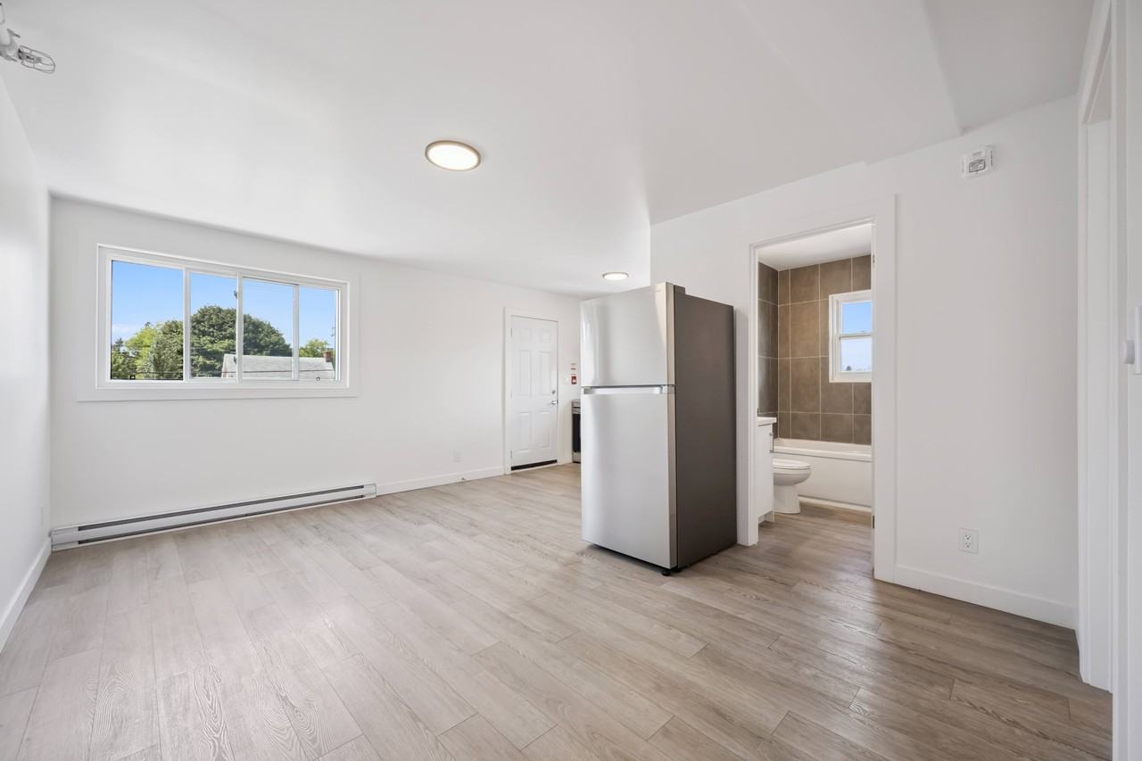 Brownstone 236 (Margaret Ave Apartments) - Photo 4 of 11