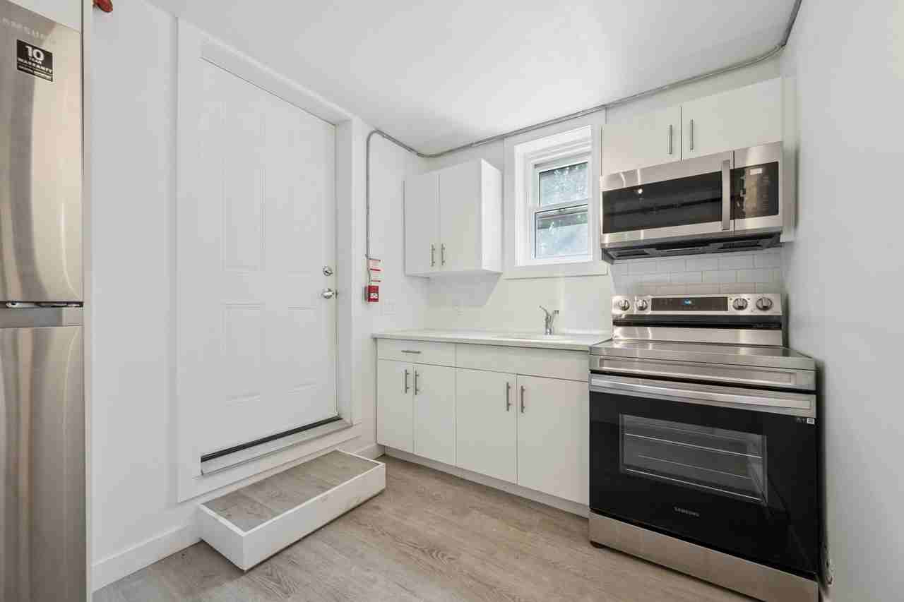 Brownstone 236 (Margaret Ave Apartments) - Photo 6 of 11
