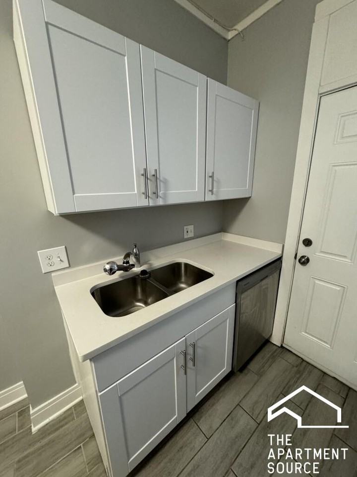2838 W Addison St #G - Photo 3 of 10