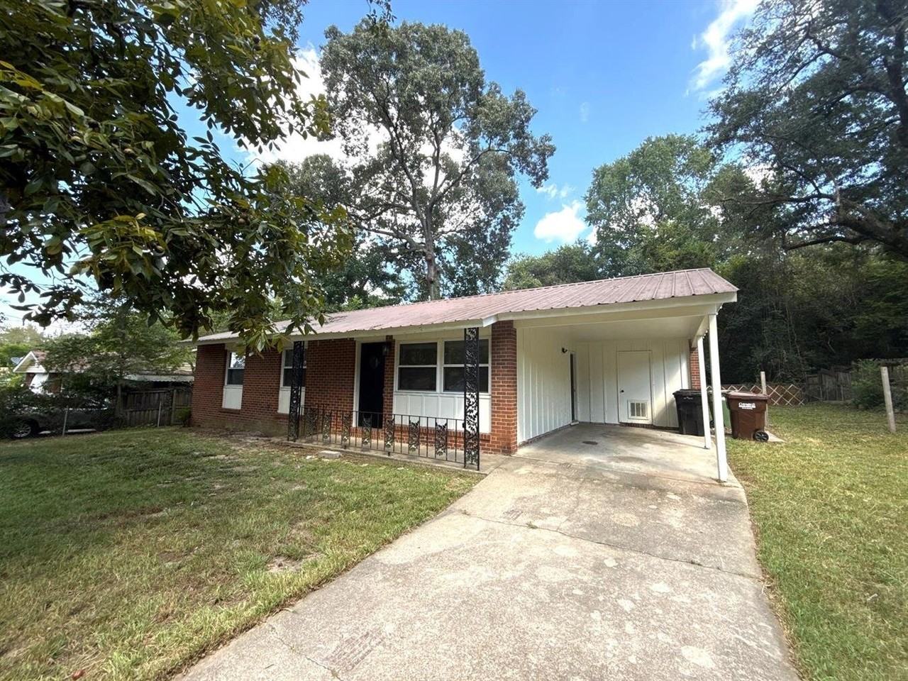 710 Greenbriar Dr - Photo 2 of 14
