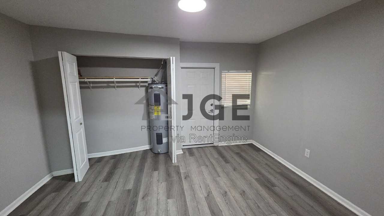 1801 3rd Ct Se #E - Photo 3 of 8