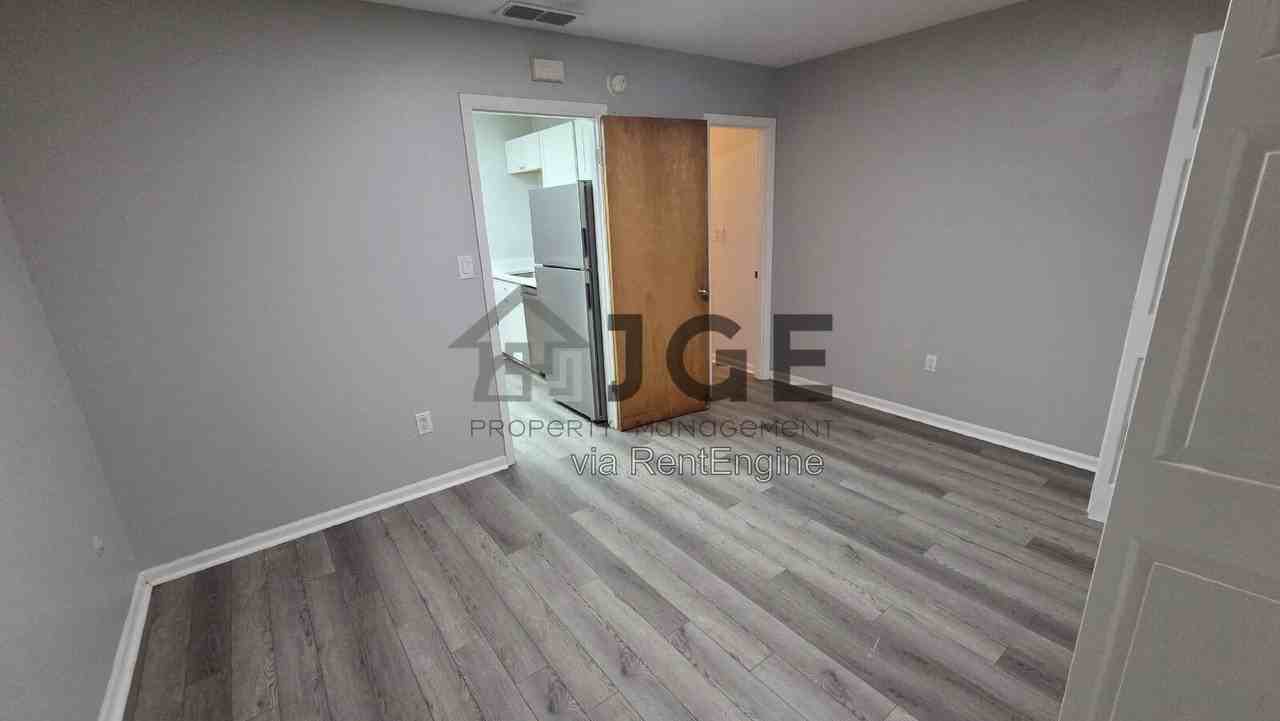 1801 3rd Ct Se #E - Photo 4 of 8