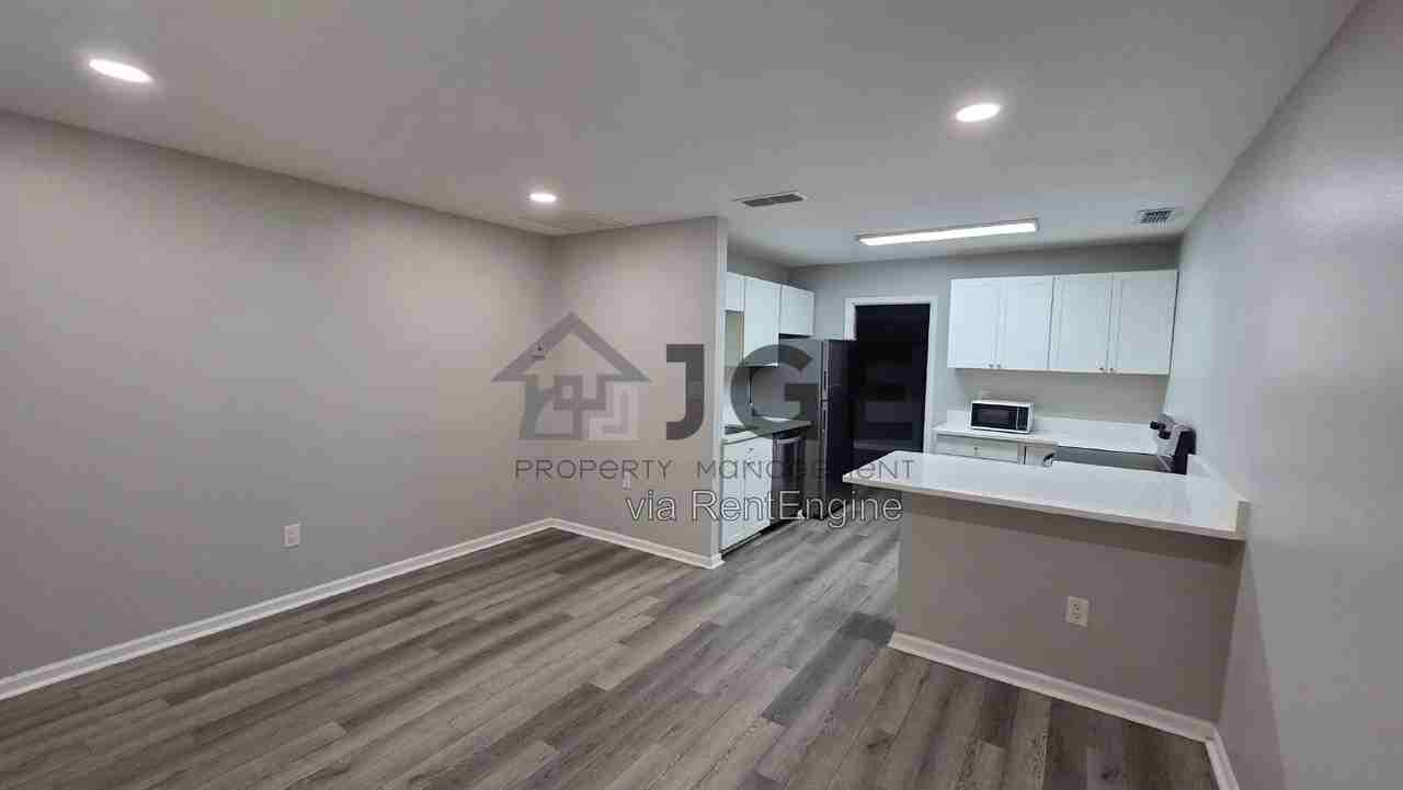 1801 3rd Ct Se #E - Photo 5 of 8
